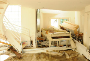 Zerstörung nach einem Hochwasser im Inneren einer Wohnung